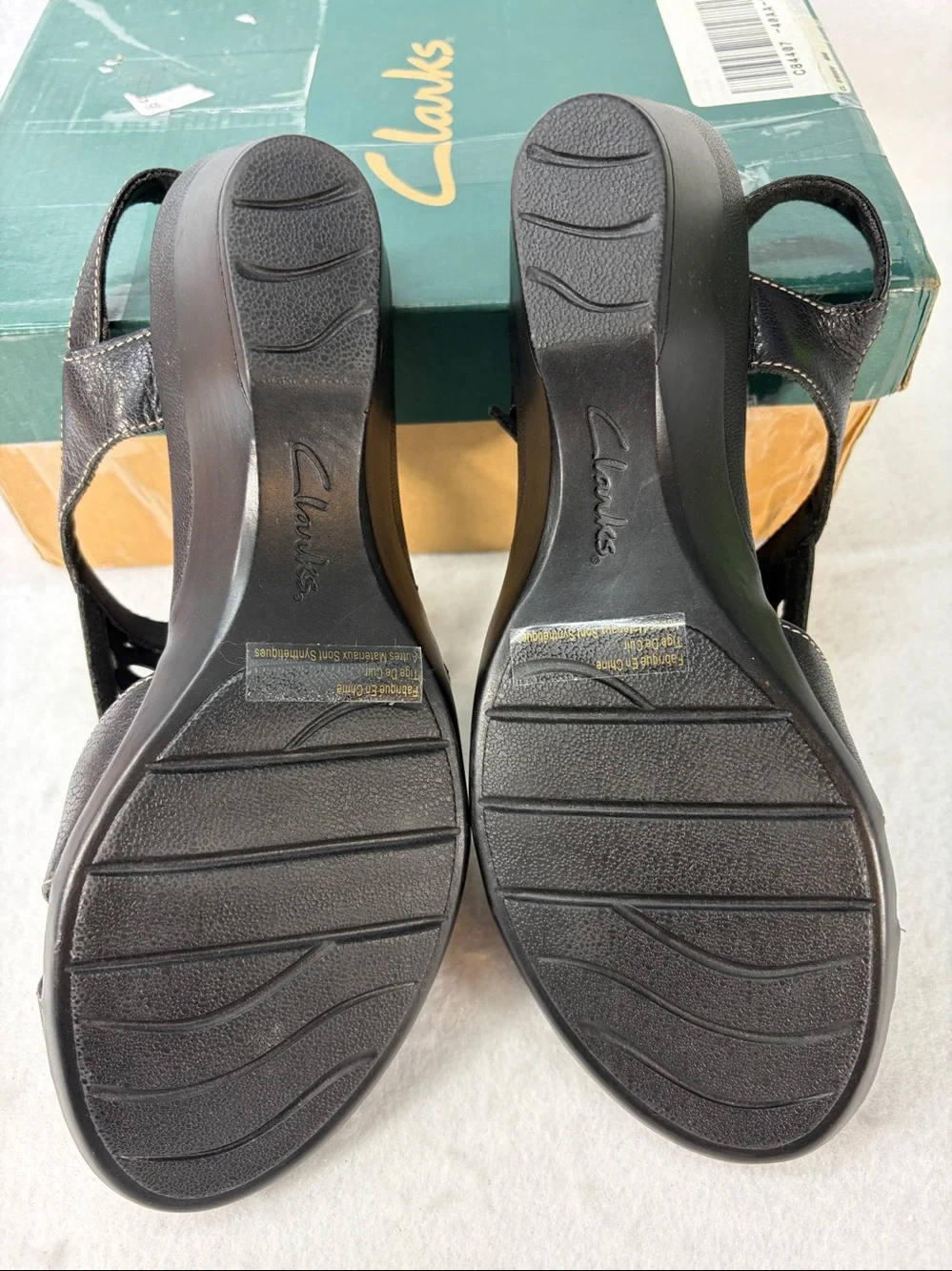 8W 8 wide Clarks Bendables Black Women's Wedge Slingback Sandals laser cut vamp